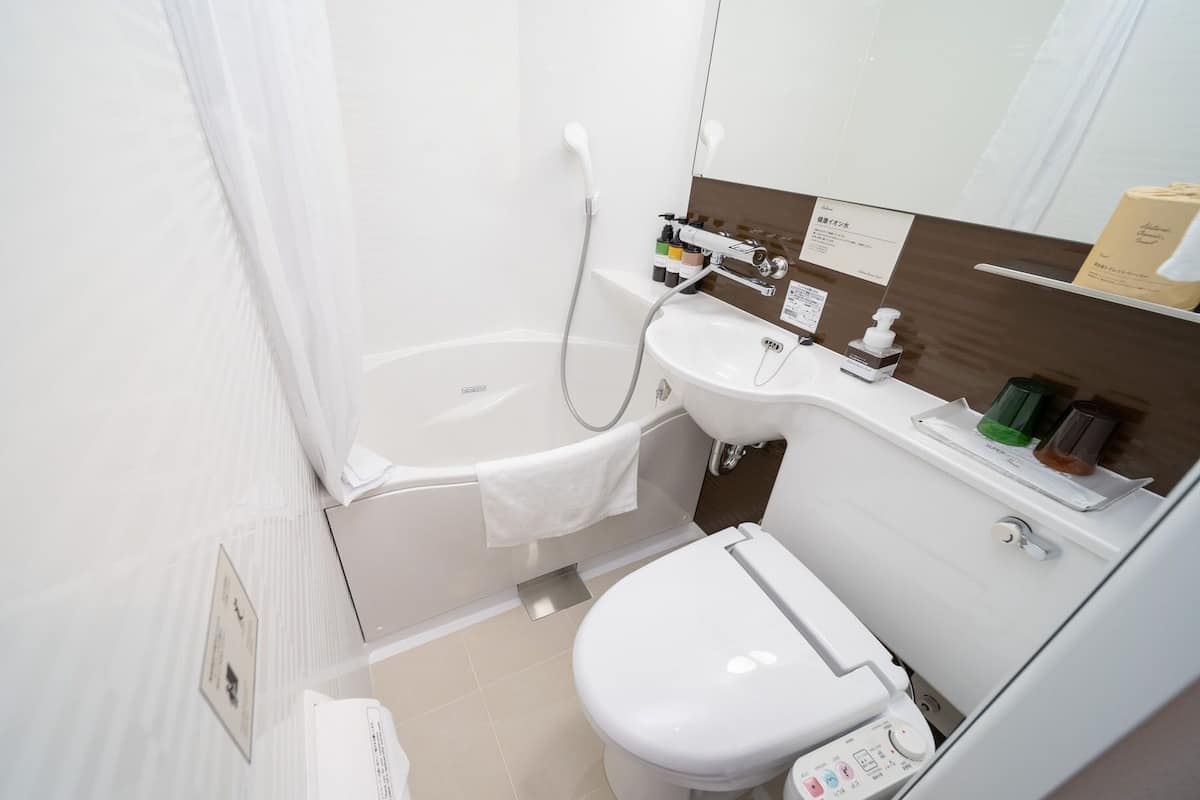 combined shower/bathtub, free toiletries, hair dryer, slippers