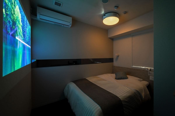 Theater Room, Non Smoking | Laptop workspace, soundproofing, free WiFi, bed sheets