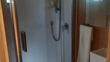 Douche, savon, papier toilette