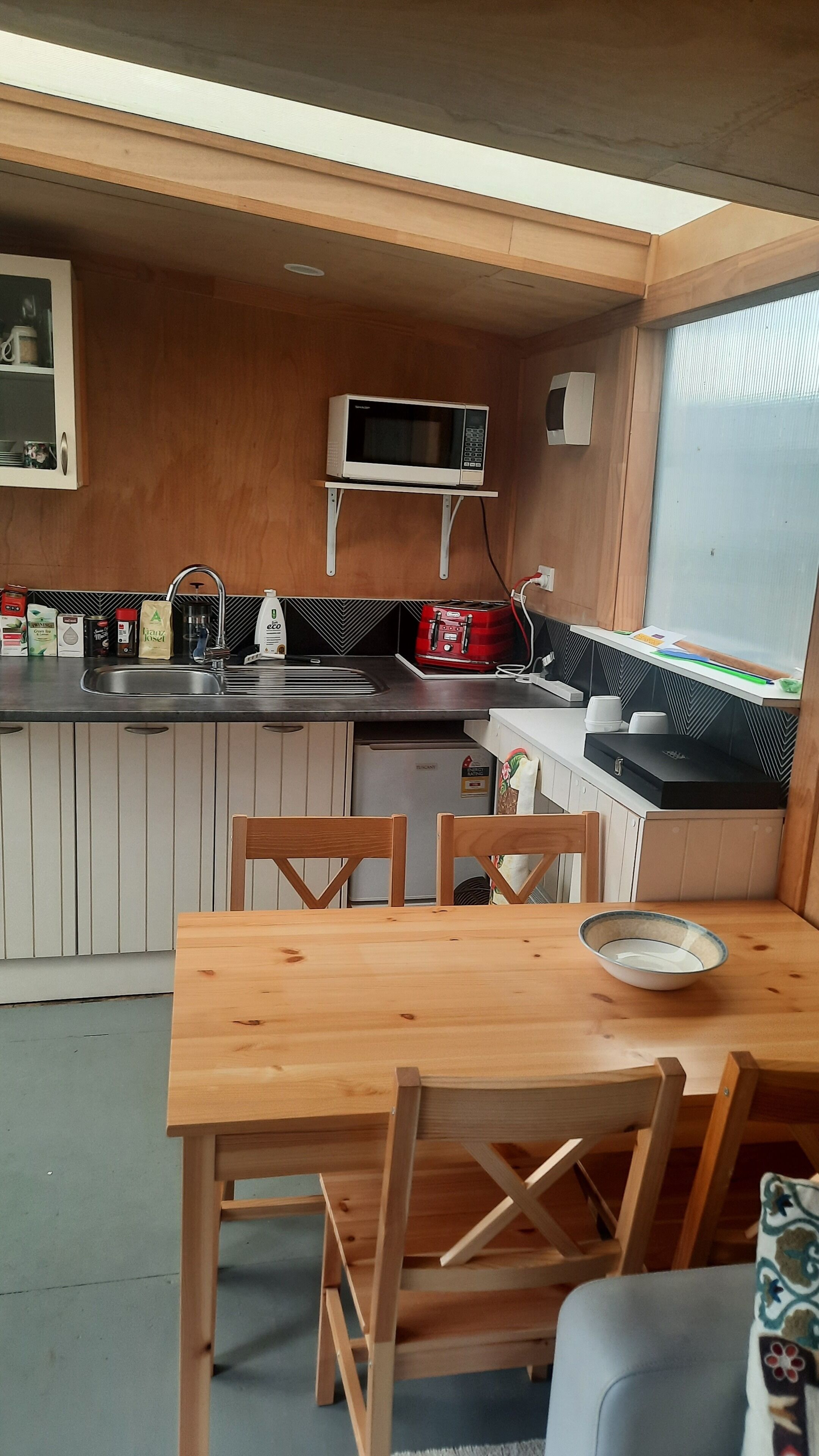 Frigorífico, microondas, hervidor eléctrico y tostadora