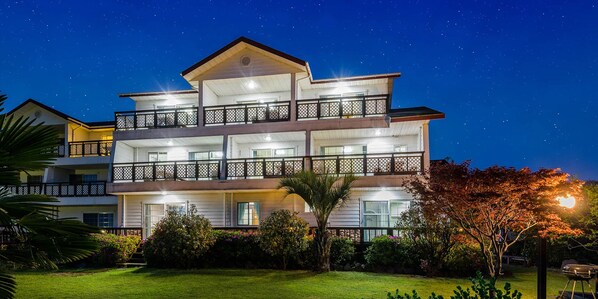 住宿正面 - 傍晚/夜晚