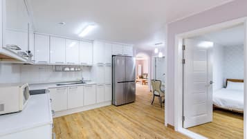 Family room | 私人简易厨房 | 冰箱、微波炉、炉灶、茶具/咖啡用具