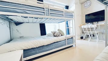 Căn hộ (Good Life Apartment 4S) | 1 phòng ngủ, bàn, bàn ủi/dụng cụ ủi quần áo
