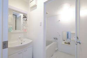 公寓 (Good Life Apartment 4D) | 浴室 | 獨立浴缸和淋浴設備、免費盥洗用品、吹風機、拖鞋