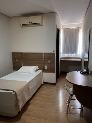 A hotel room with a bed, bedside table, and a window with curtains. - Maximus Hoteis (JI PARANA)