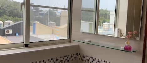 Habitación doble, baño compartido | Baño | Regadera, amenidades de baño gratuitas, secadora de cabello, pantuflas