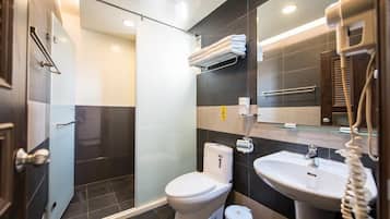 Familienzimmer (6PAX) | Badezimmer | Dusche, kostenlose Toilettenartikel, Haartrockner, Hausschuhe