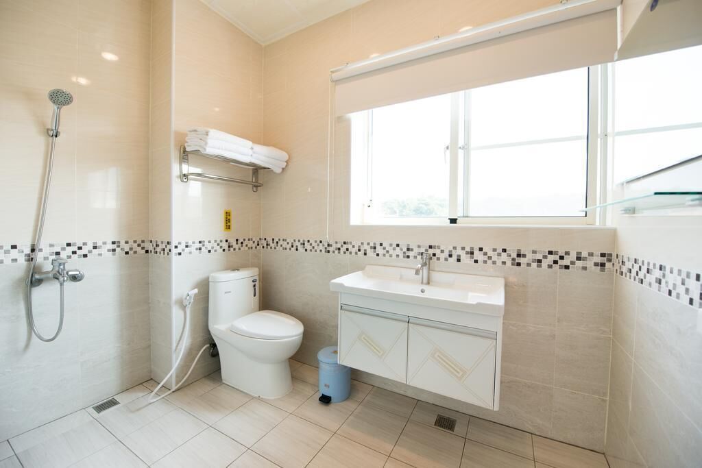 Quarto família (6PAX) | Banheiro | Chuveiro, produtos de toalete grátis, secador de cabelo, chinelos