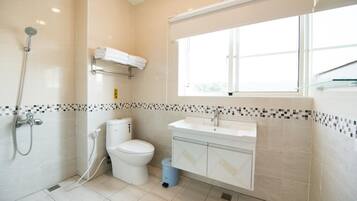 Quarto família (6PAX) | Banheiro | Chuveiro, produtos de toalete grátis, secador de cabelo, chinelos