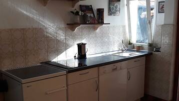 Frigorífico, microondas, horno y lavavajillas