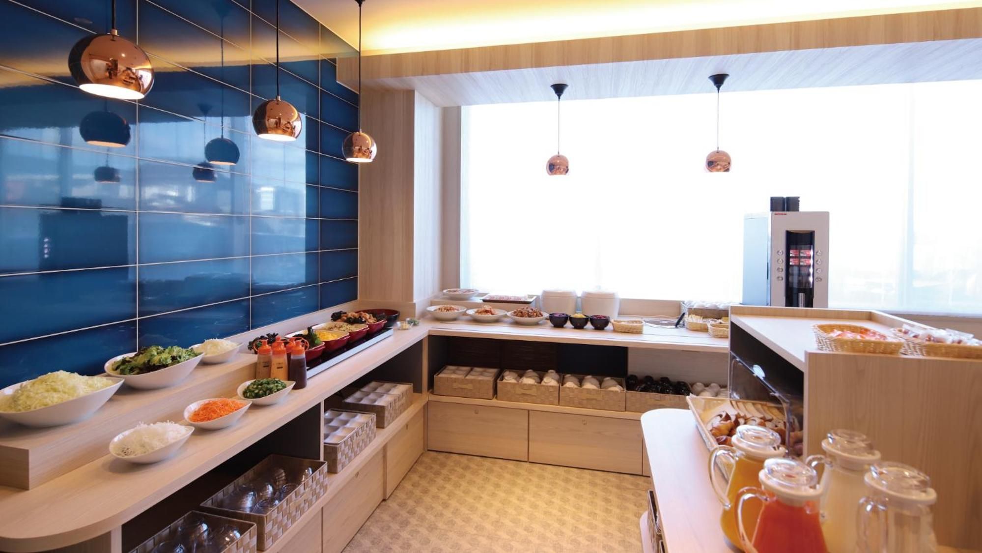 Eine moderne Küche mit einem Buffet, das verschiedene Speisen und Getränke umfasst.