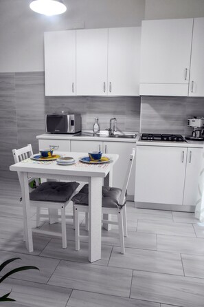 Stovetop, coffee/tea maker, electric kettle, cookware/dishes/utensils - B&B Audafra (Crotone)