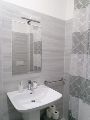 Shower, rainfall showerhead, free toiletries, hair dryer