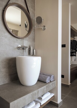 Combined shower/bathtub, hair dryer, towels, soap