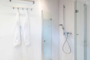 Dusch, handdukar, tvål och toalettpapper