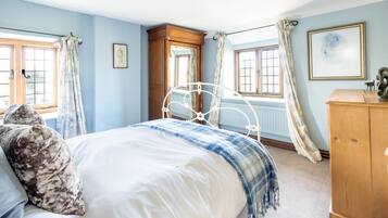 4 bedrooms, iron/ironing board, travel crib, free WiFi