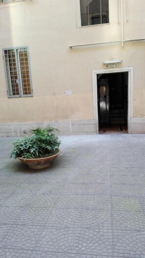 Property entrance - Residenza Laterano (Rome)