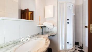 Douche, sèche-cheveux, serviettes fournies, papier toilette