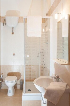 Habitación doble, baño privado | Baño | Regadera, secadora de cabello, toallas, papel de baño 