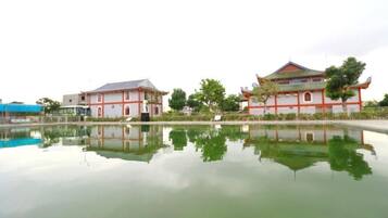 Una piscina al aire libre, cabañas de piscina gratuitas, sombrillas