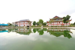 Outdoor pool, free pool cabanas, pool umbrellas