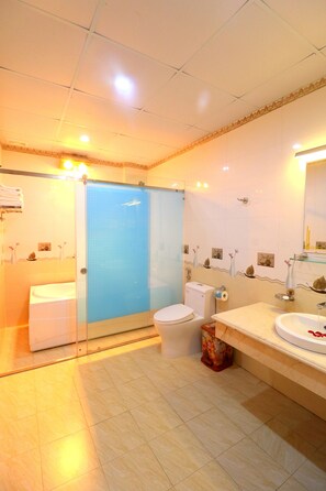 Đồ dùng nhà tắm miễn phí, máy sấy tóc, dép đi trong nhà 