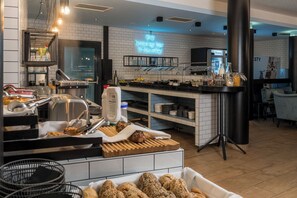 Desayuno buffet todos los días (con cargo) 