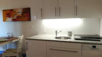 Frigorífico, placa de cocina, lavavajillas y cafetera o tetera