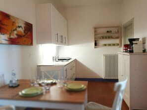 Kylskåp, spishäll, diskmaskin och kaffe- och tebryggare