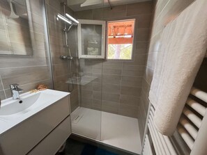 Bathroom - Cozy 2-Room Apartment with Terrace, Pool & Parking, 400m from Beach (Saint-Aygulf)