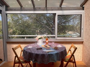 Outdoor dining - Cozy 2-Room Apartment with Terrace, Pool & Parking, 400m from Beach (Saint-Aygulf)