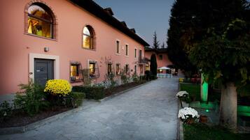 Mặt tiền nơi lưu trú - ban đêm