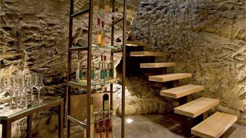 Bar chuyên về rượu vang, nhìn ra hồ bơi, mở cửa hàng ngày