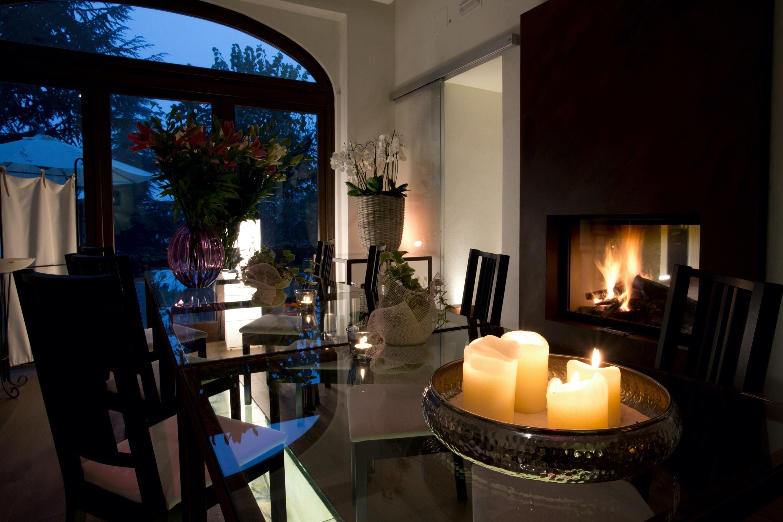 2 restaurants, breakfast, lunch, dinner served; local cuisine 