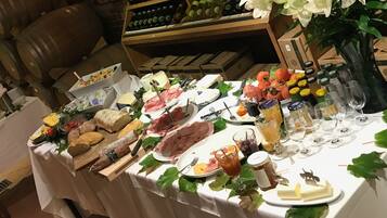 TĂ€gliches inbegriffenes FrĂŒhstĂŒcksbuffet