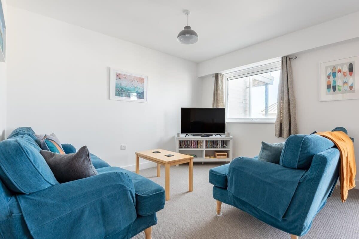Spacious Flat, Sea Views & Private Parking, Fistral - Crantock