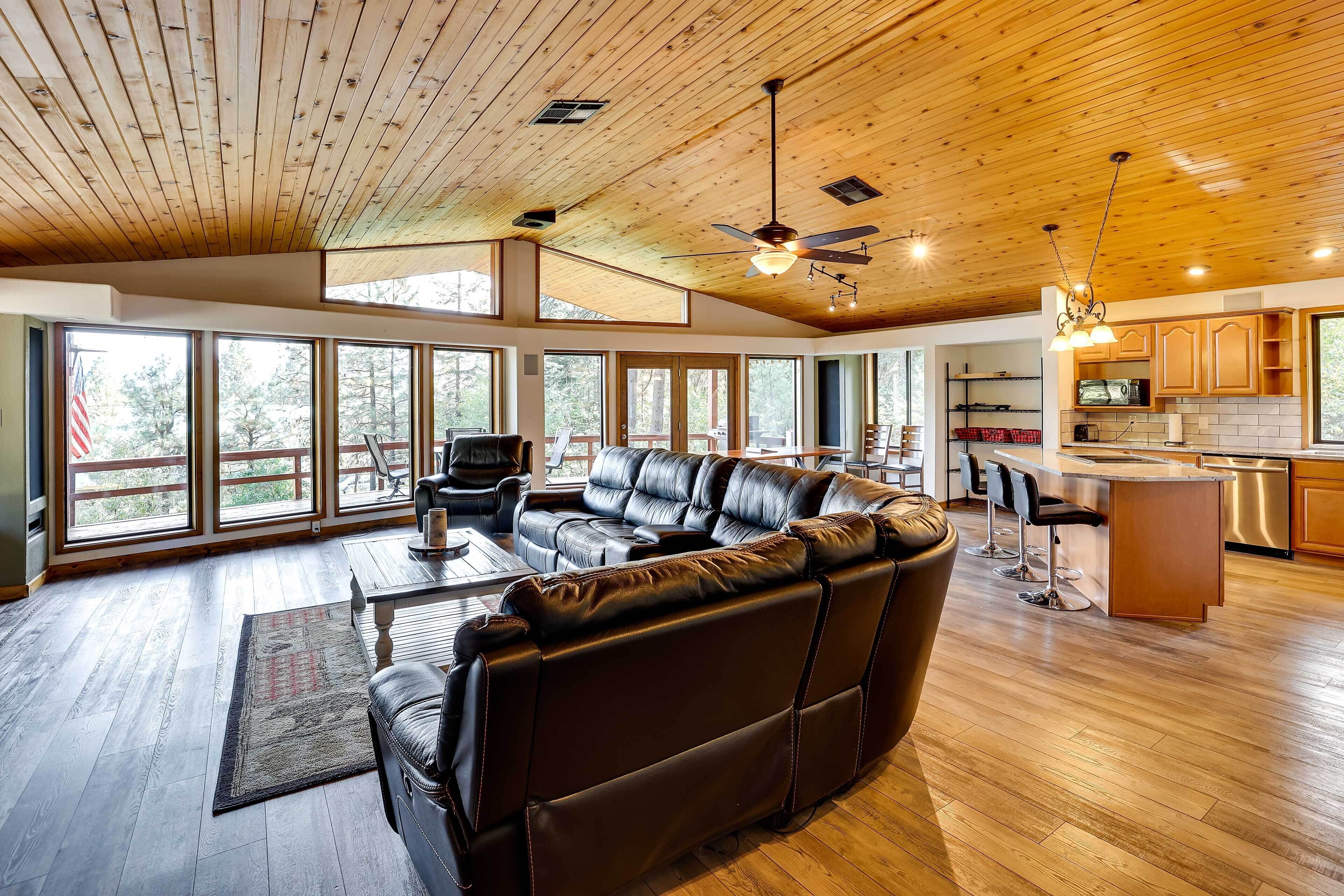 Upscale Cabin w/ Mountain Views + Large Game Room!