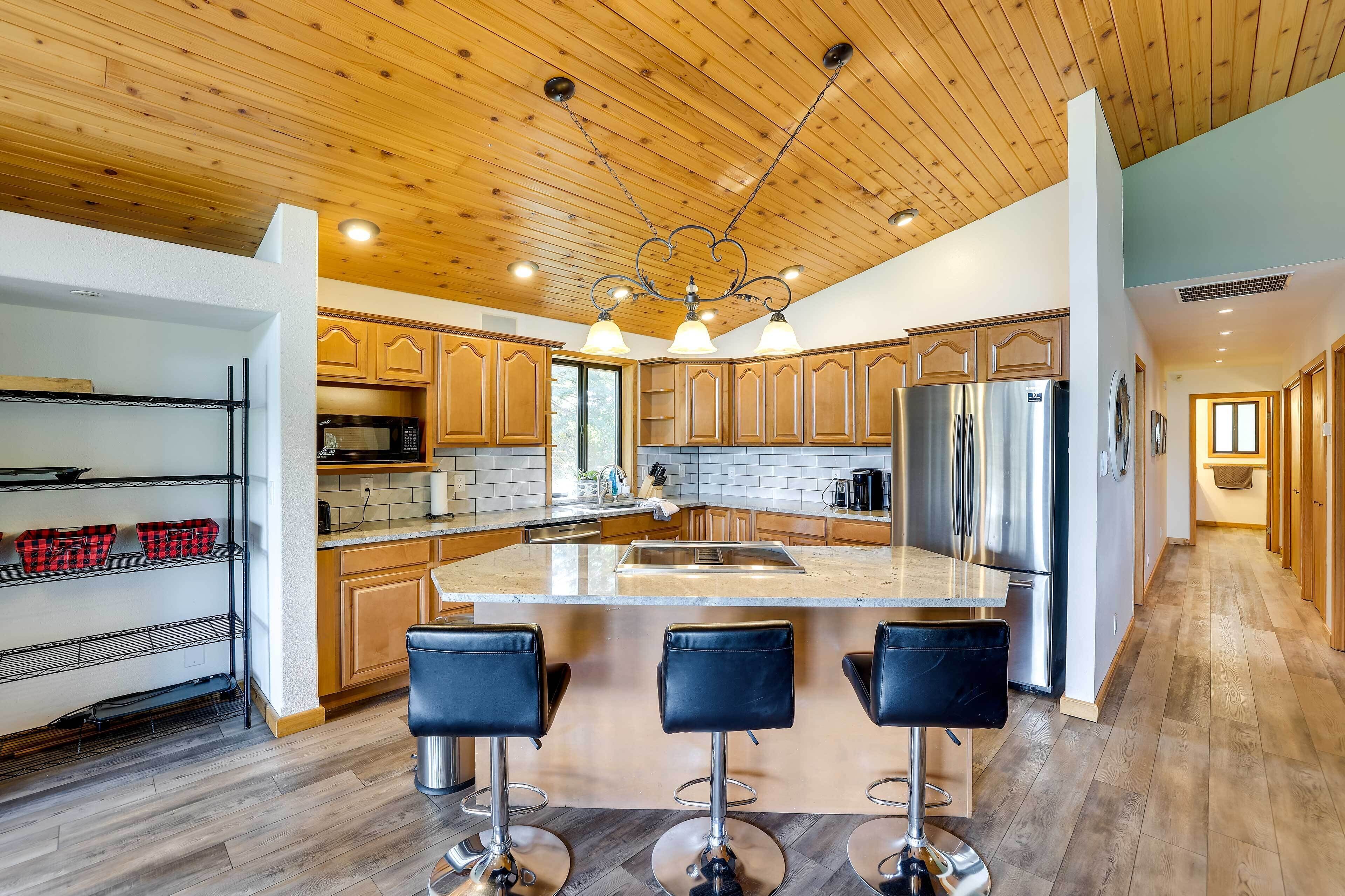 Upscale Cabin w/ Mountain Views + Large Game Room!