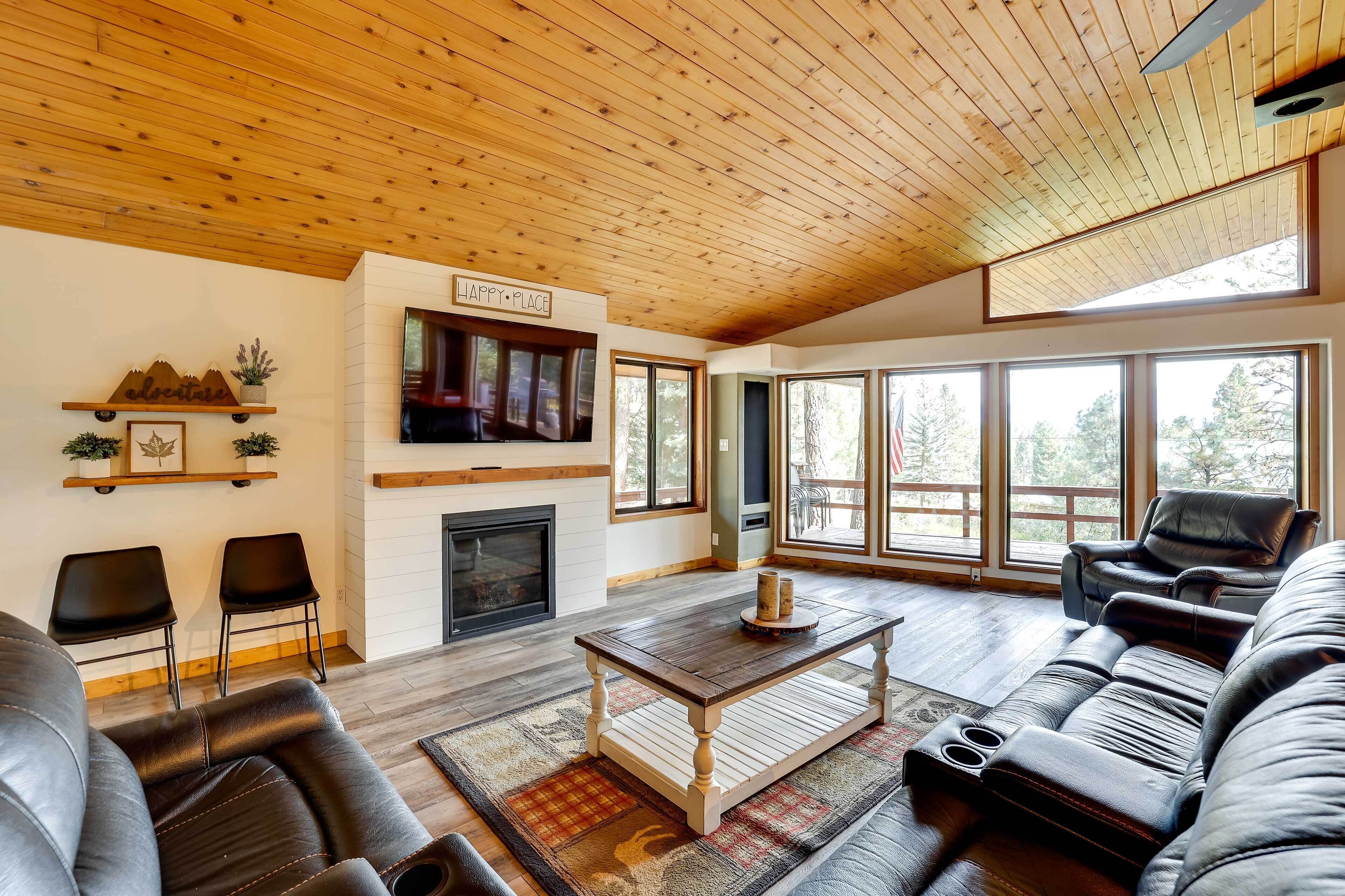 Upscale Cabin w/ Mountain Views + Large Game Room!