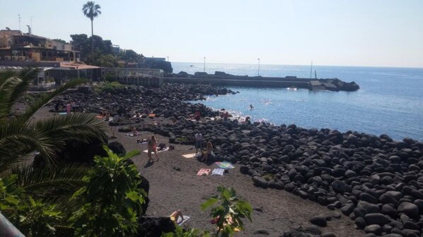 Plage à proximité, sable noir