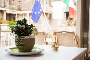 Panorama-Zimmer, Balkon, Meerblick | Terrasse/Patio