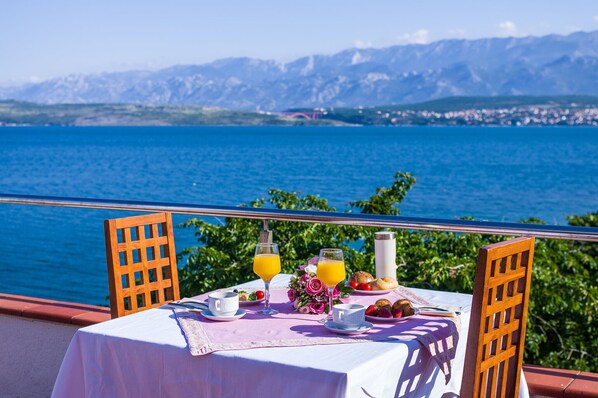 Tägliches Frühstücksbuffet (3 EUR pro Person)