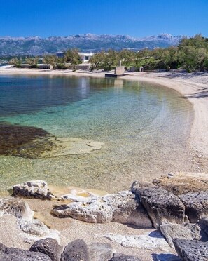 På stranden og 2 strandbarer