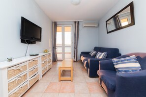 Leilighet – deluxe | Oppholdsrom | En 30-tommers LCD-TV med Parabol-TV samt TV