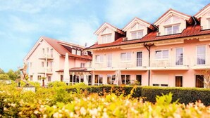 A multi-story hotel with a uniform exterior, featuring balconies and a consistent roofline. - Sporthotel  Schönblick (Meersburg)