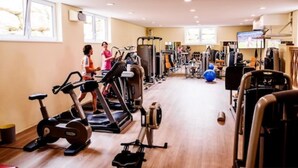 A gym with treadmills, stationary bikes, and weight machines. - Sporthotel  Schönblick (Meersburg)