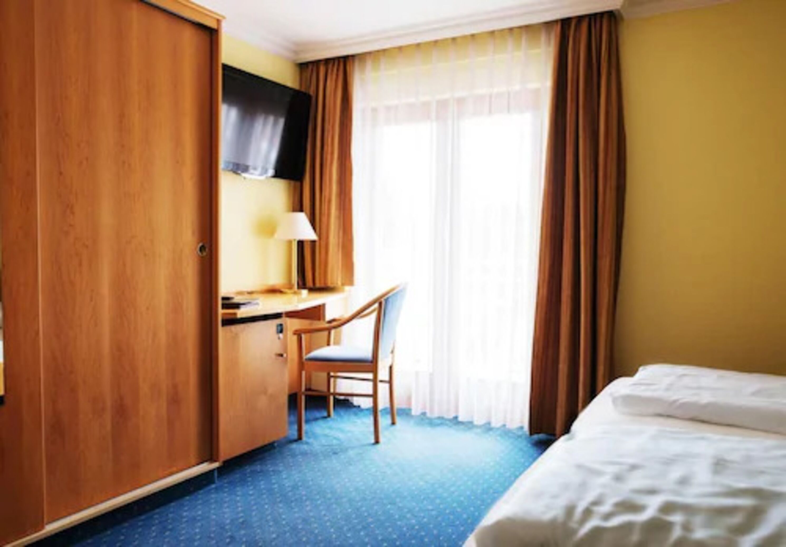 classic double room | 1 bedroom, minibar, in-room safe, desk