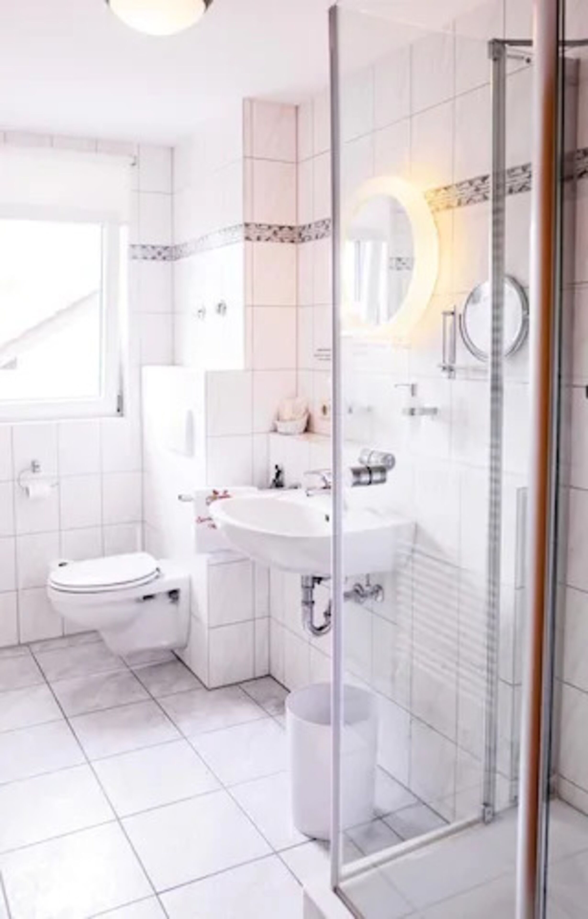 standard double room | bathroom | shower, towels