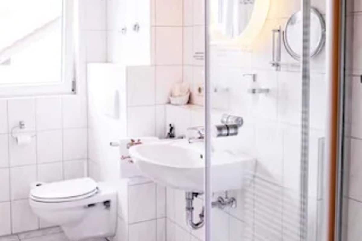standard double room | bathroom | shower, towels