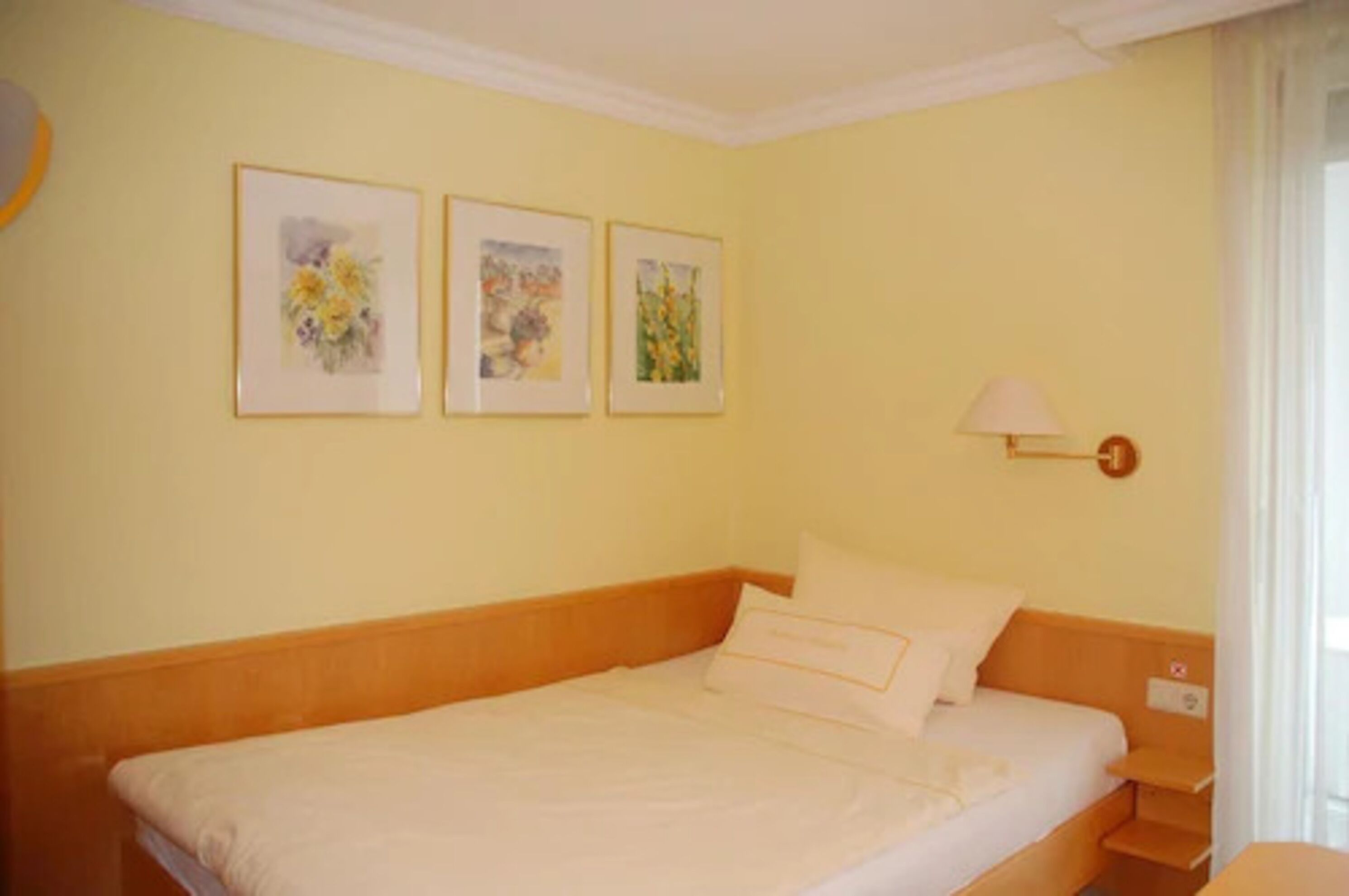classic single room | 1 bedroom, minibar, in-room safe, desk